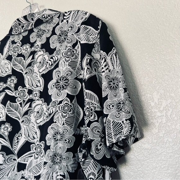 Erika Black and White Floral Buttondown Short Sleeve Top size XL - Picture 2 of 8